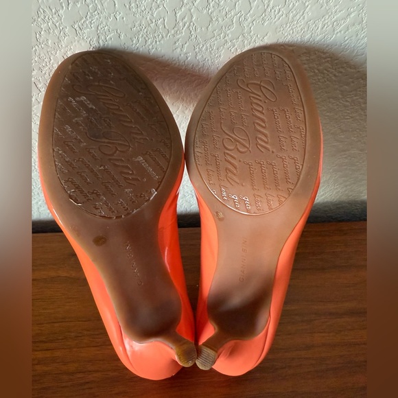 Beautiful patent salmon colored pumps - Picture 4 of 4